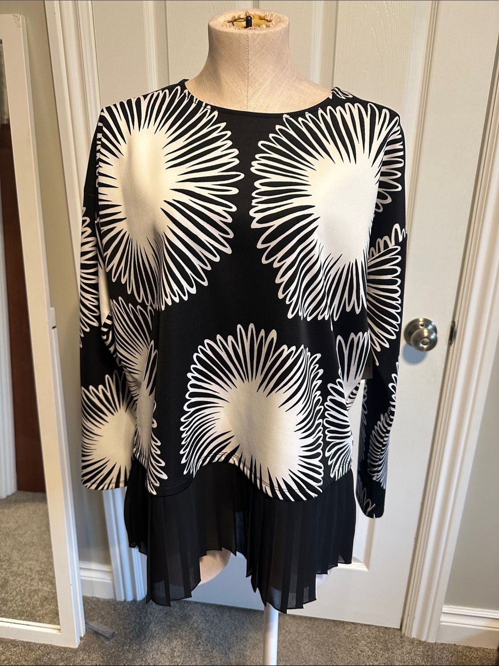 Kensie Black and White Graphic Floral Top